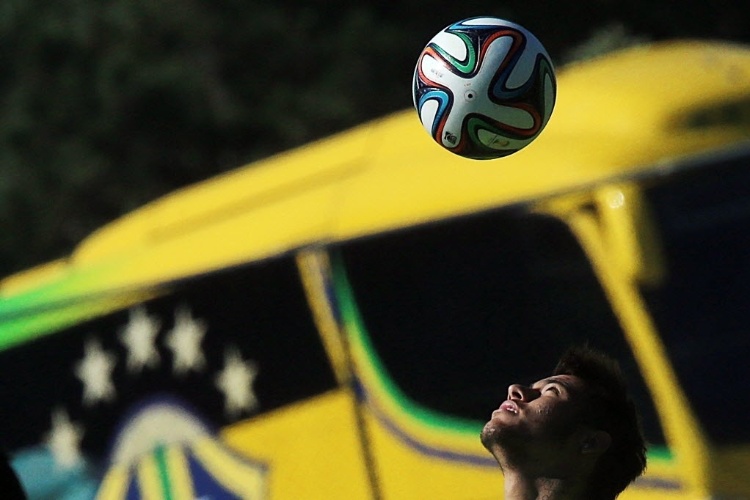05.jun.2014 - Neymar faz embaixadinha com a cabeça durante treino da seleção brasileira na Granja Comary, em Teresópolis