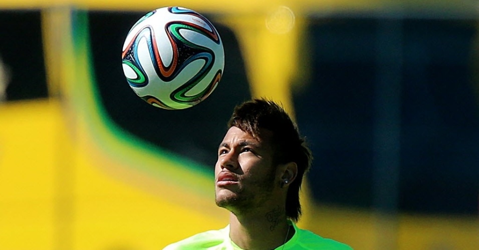 05.jun.2014 - Neymar faz embaixadinha com a cabeça durante treino da seleção brasileira na Granja Comary, em Teresópolis