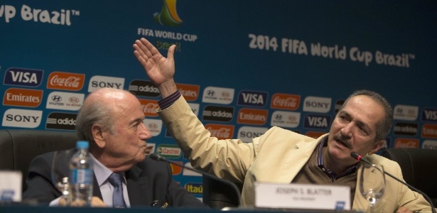 05.jun.2014 - O ministro do Esporte, Aldo Rebelo, e Joseph Blatter falam em coletiva de imprensa em São Paulo