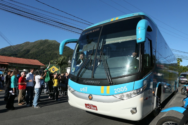 05.jun.2014 - Ônibus da seleção brasileira deixa a concentração rumo a São Paulo para amistoso contra a Sérvia