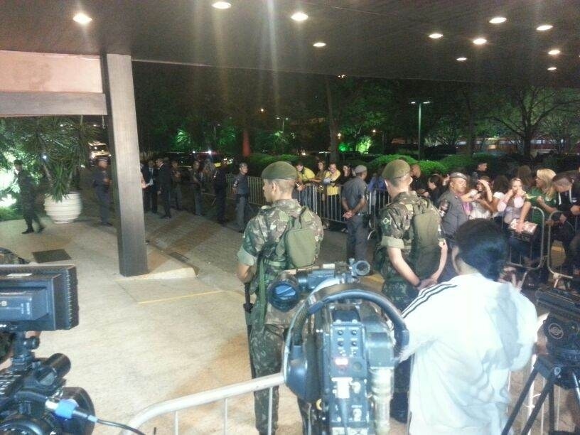 05.jun.2014 - Torcedores aguardam a seleção brasileira no hotel Transamérica, em São Paulo. Há um grande número de policiais e homens do exército