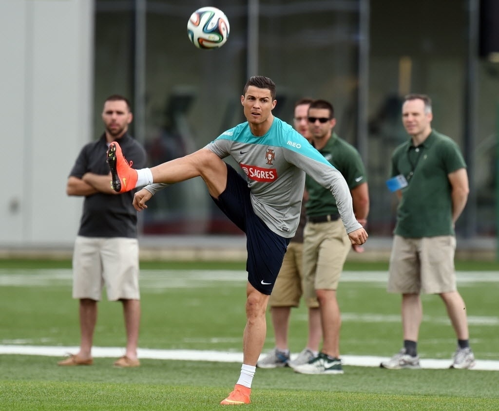 Cristiano Ronaldo treina em separado na concentração de Portugal para a Copa