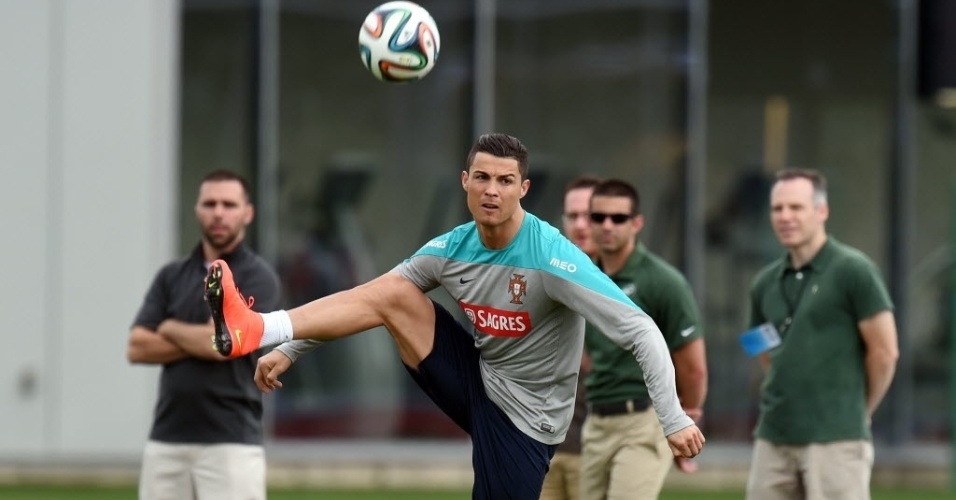 Cristiano Ronaldo treina em separado na concentração de Portugal para a Copa