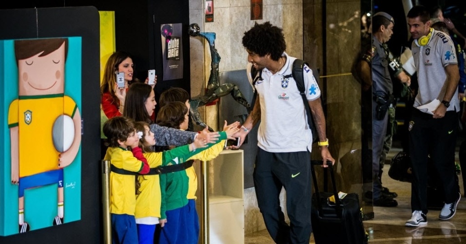Dante brinca com crianças em chegada ao hotel da seleção brasileira