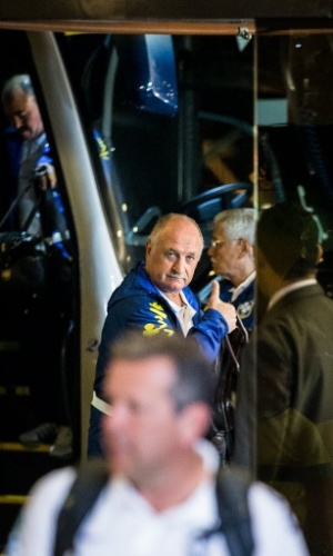 Felipão chega ao hotel em São Paulo para o jogo entre Brasil e Sérvia