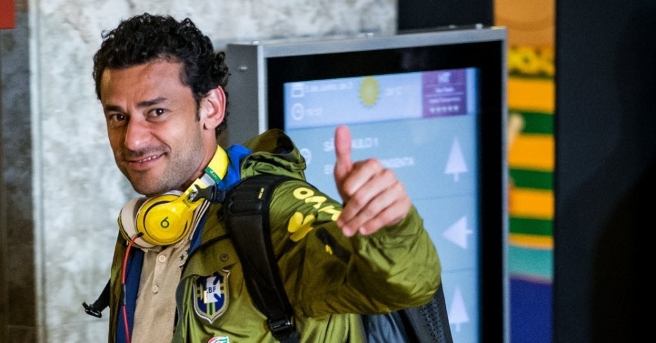 Fred chega ao hotel da seleção brasileira em São Paulo um dia antes de jogo contra a Sérvia