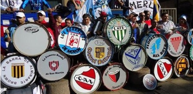 Integrantes da ONG argentina Torcidas Unidas protestam em frente ao prédio da Associação de Futebol Argentino (AFA)