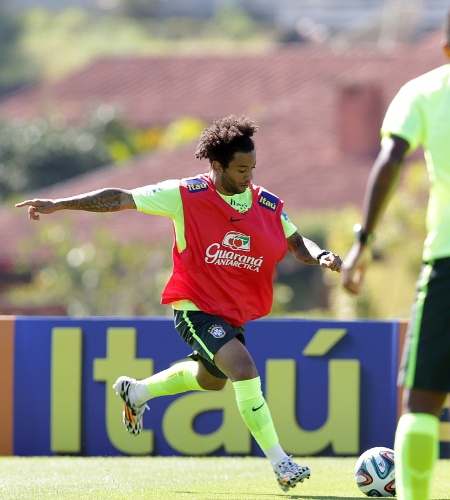 Lateral Marcelo se prepara para fazer um cruzamento durante o treino da seleção brasileira