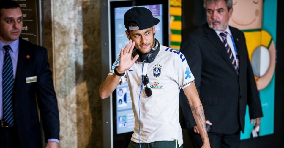 Neymar chega ao hotel em São Paulo para concentração antes de jogo entre Brasil e Sérvia