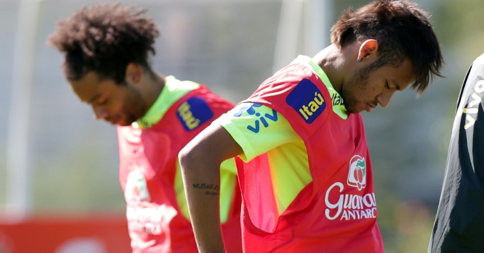Neymar veste o colete dos titulares antes do treino tático feito na manhã desta quinta-feira na Granja Comary