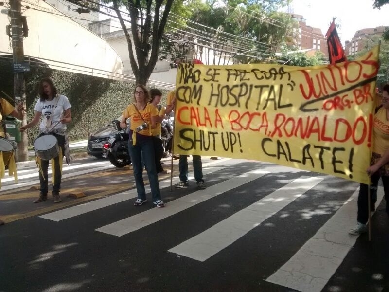 O motivo da manifestação foram as declarações dadas pelo ex-jogador de que “Copa do Mundo não se faz com hospitais” e “que a polícia deveria descer o cassete nos manifestantes”.