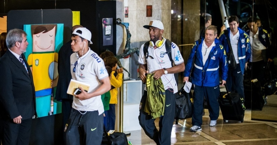 Thiago Silva e Maicon chegam ao hotel da seleção brasileira em São Paulo