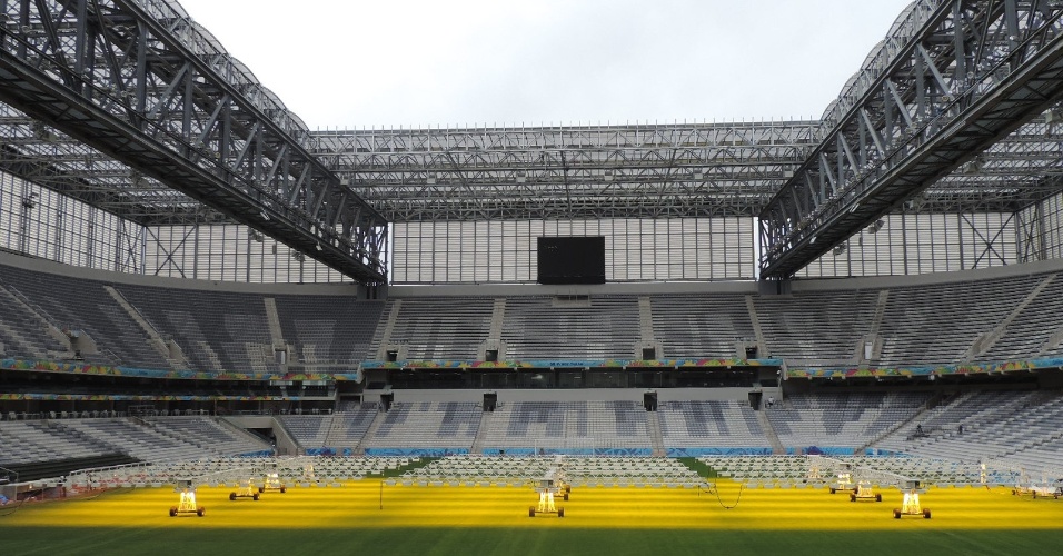 Entregue à Fifa em 21/5, campo do estádio já tem toda a decoração da Copa