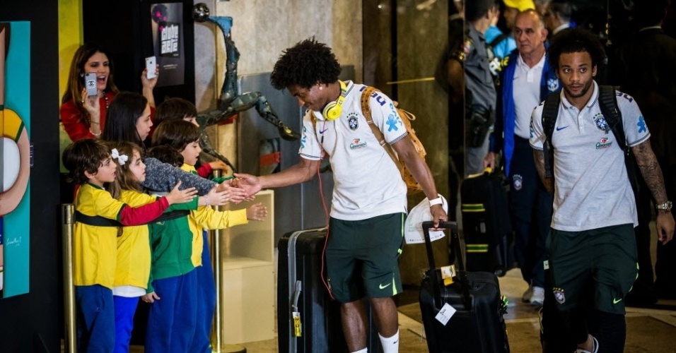 Willian brinca com as crianças em chegada ao hotel da seleção brasileira em São Paulo