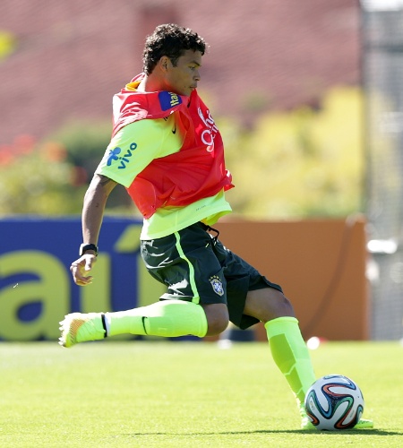 Zagueiro Thiago Silva, que não participou do amistoso contra o Panamá, treinou com bola nesta quinta na Granja Comary