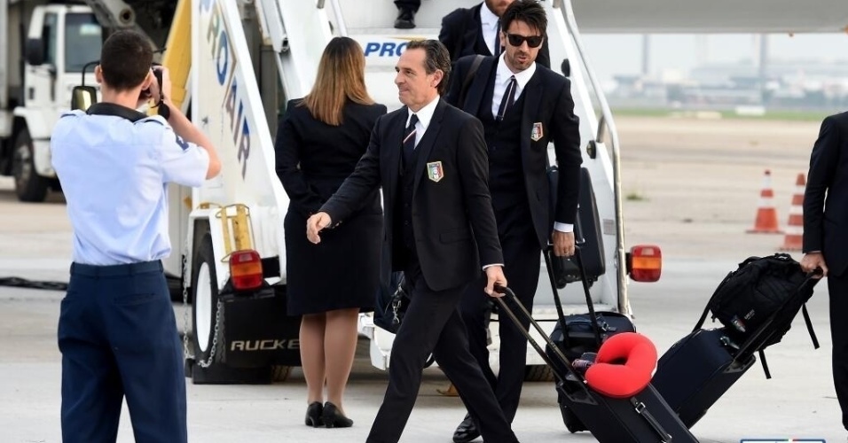 06.jun.2014 - Cesare Prandelli e Buffon desembarcam no Rio de Janeiro. A seleção da Itália chegou na manhã desta sexta-feira ao Brasil