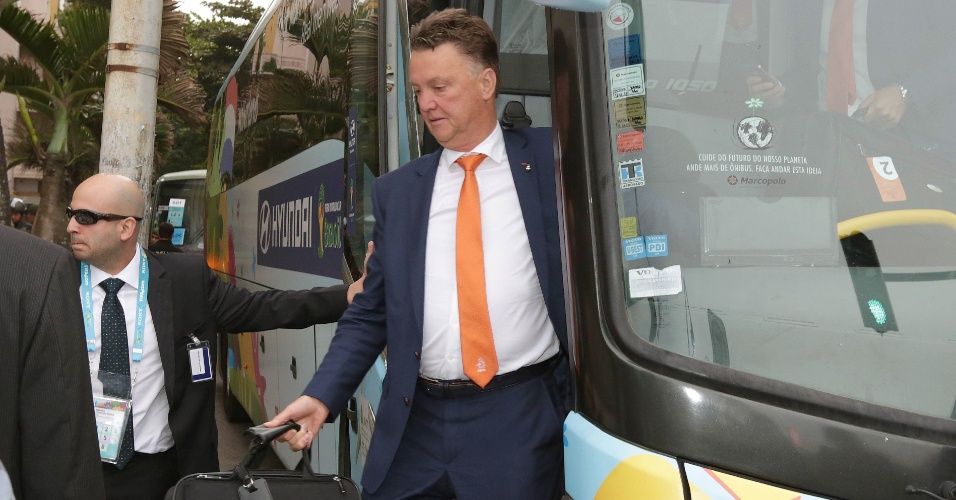 06.jun.2014 - Louis van Gaal desce do ônibus que levou a seleção da Holanda ao hotel onde o time ficará hospedado no Rio de Janeiro