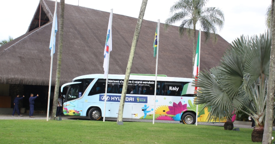 06.jun.2014 - Ônibus da seleção italiana chega ao hotel em Mangaratiba, no Rio de Janeiro, onde ficará hospedada