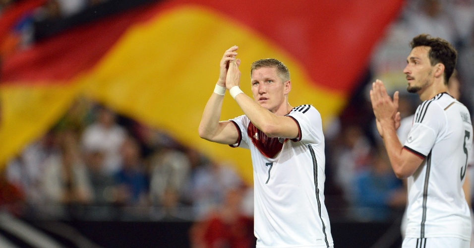 06.jun.2014 - Schweinsteiger e Hümmels aplaudem torcedores em Mainz na despedida da seleção Alemanha rumo ao Brasil