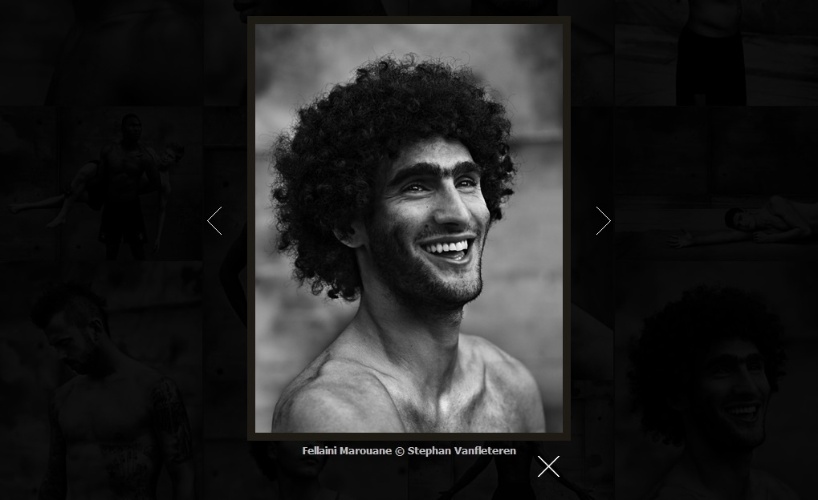 06.jun.2014 - Volante da seleção belga, Marouane Fellaini sorri em ensaio fotográfico que compõe o livro MMXIV