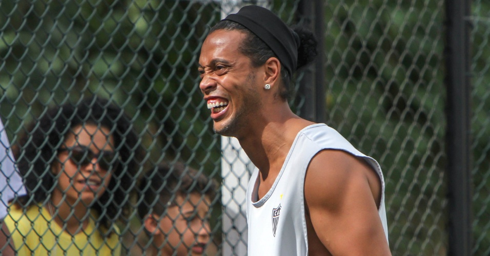 6 jun. 2014 - Ronaldinho Gaúcho, do Atlético-MG, durante treino na Vila Olímpica