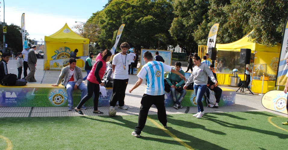 Argentinos brincam na praça San Martín, em Buenos Aires, em um pré-Mundial organizado pelo governo para aquecer para a Copa