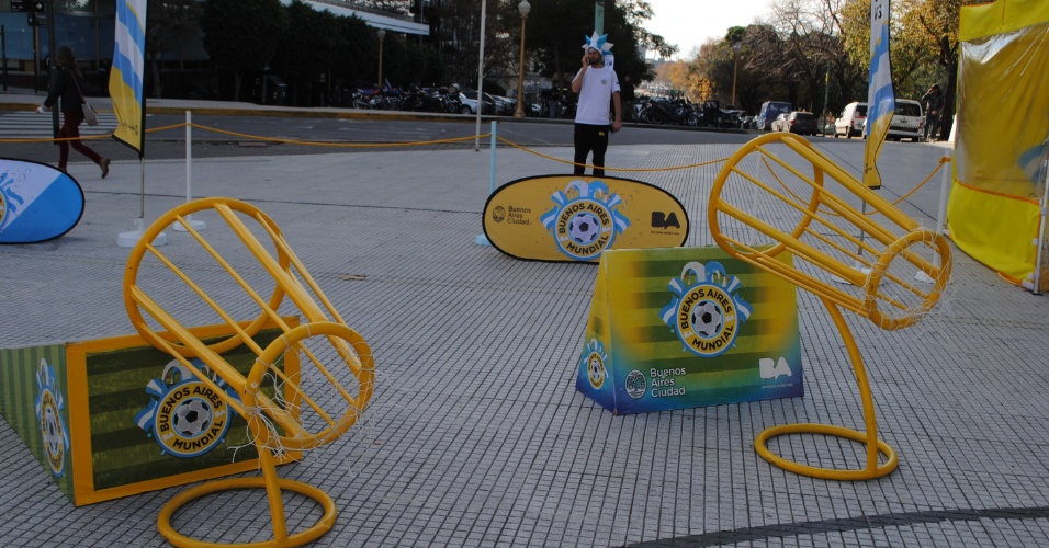 Argentinos brincam na praça San Martín, em Buenos Aires, em um pré-Mundial organizado pelo governo para aquecer para a Copa