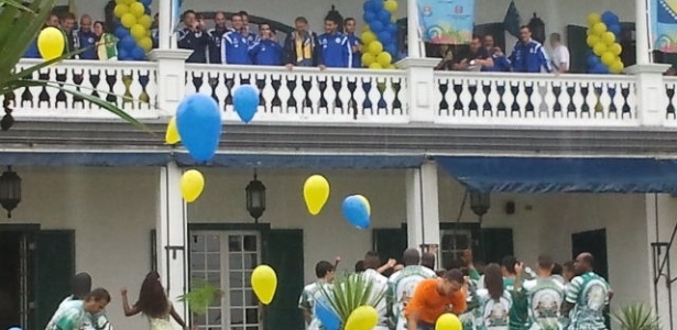 Até a escola de samba convidada para receber a Bósnia não teve acesso aos jogadores