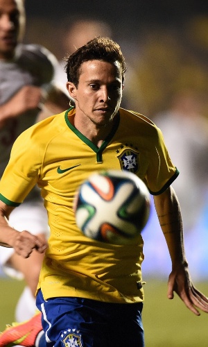 Bernard tenta jogada durante amistoso do Brasil contra a Sérvia, no estádio do Morumbi