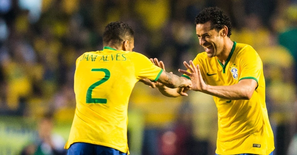 Com Dani Alves, Fred celebra primeiro gol do Brasil, no segundo tempo, contra a Sérvia, em amistoso no Morumbi