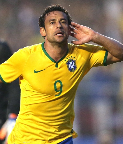 Fred coloca mão esquerda em ouvido após marcar primeiro gol do Brasil em amistoso contra a Sérvia, no Morumbi