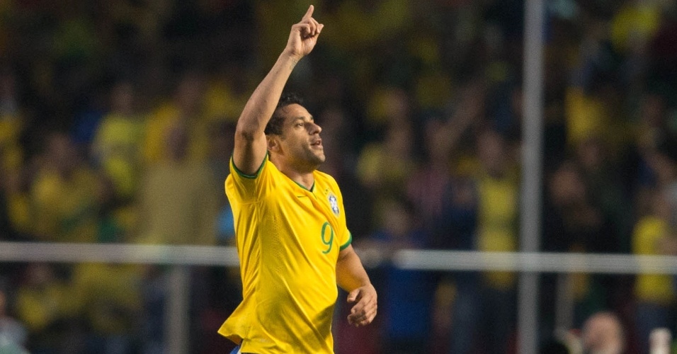 Fred comemora primeiro gol do Brasil, marcado no segundo tempo, contra a Sérvia, em amistoso no Morumbi