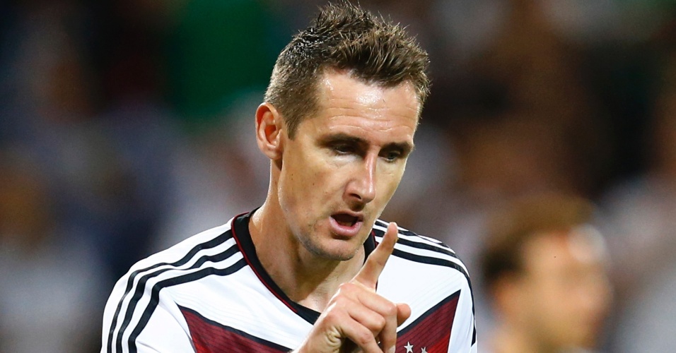 Klose comemora o que foi seu 69º gol com a camisa da seleção nacional, ultrapassando Gerd Müller