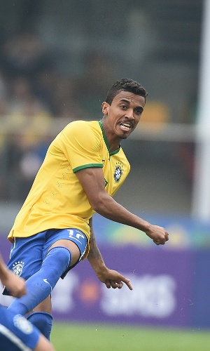Luiz Gustavo arrisca chute durante amistoso entre Brasil e Sérvia, no estádio do Morumbi