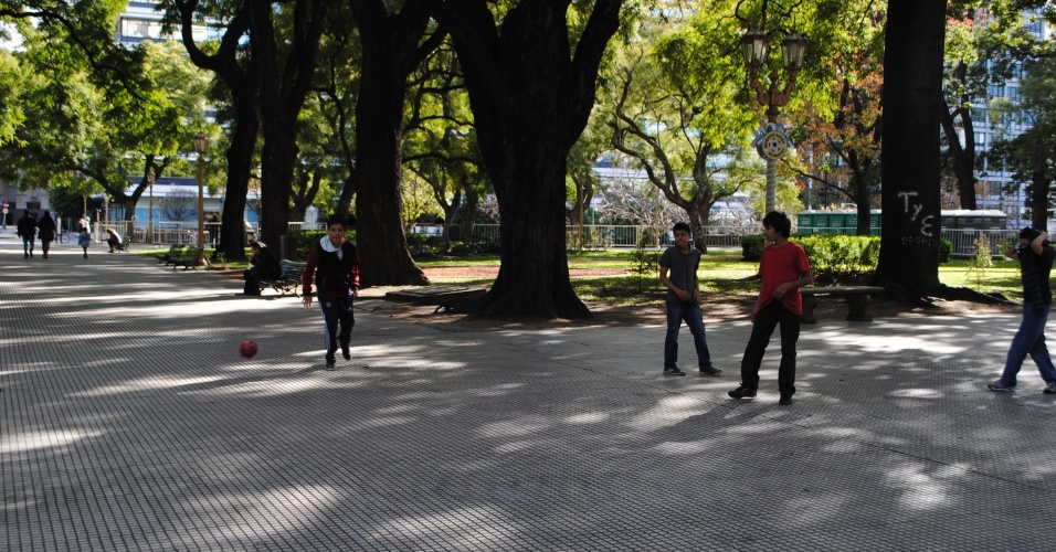 Meninos improvisam uma pelada no meio da praça San Martín, em Buenos Aires, empolgados com a proximidade da Copa do Mundo