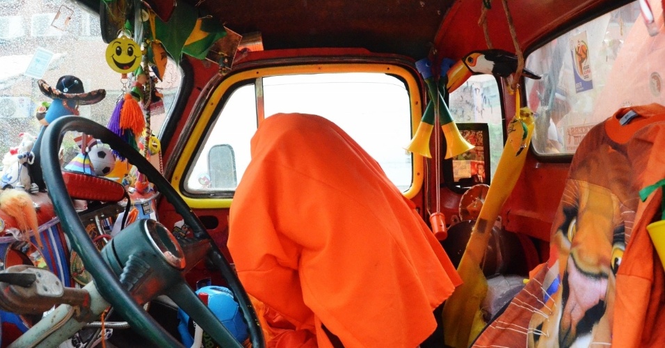 Na cabine do veículo, o laranja também é predominante