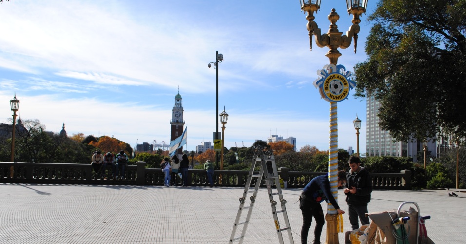 Organizadores enfeitam postes de praça do centro de Buenos Aires, onde será instalado um telão gigante para transmitir todos os jogos da Copa