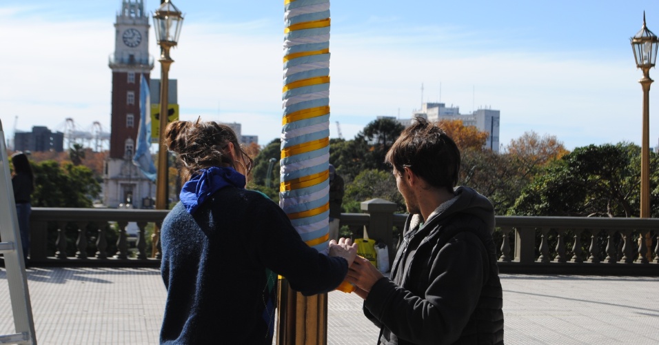 Organizadores enfeitam postes de praça do centro de Buenos Aires, onde será instalado um telão gigante para transmitir todos os jogos da Copa