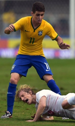 Oscar disputa bola com jogador sérvio durante amistoso da seleção brasileira no Morumbi