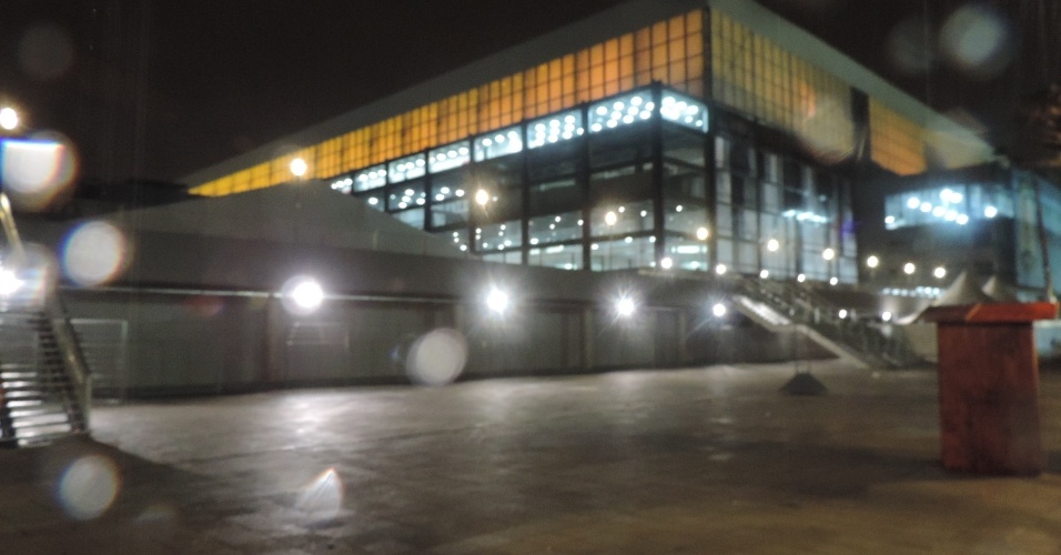 Painel da Fifa é instalado na fachada de entrada da Arena da Baixada, em Curitiba