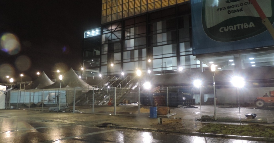 Painel da Fifa é instalado na fachada de entrada da Arena da Baixada, em Curitiba
