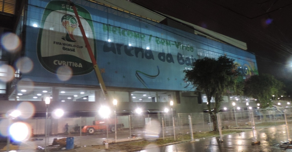 Painel da Fifa é instalado na fachada de entrada da Arena da Baixada, em Curitiba