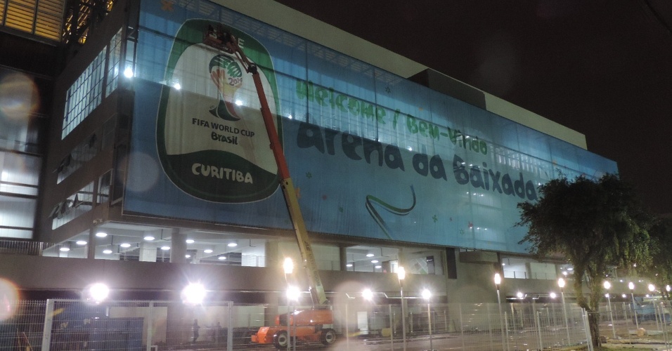 Painel da Fifa é instalado na fachada de entrada da Arena da Baixada, em Curitiba