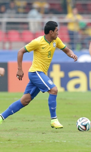 Paulinho trabalha jogada durante primeiro tempo de Brasil e Sérvia, amistoso no estádio do Morumbi