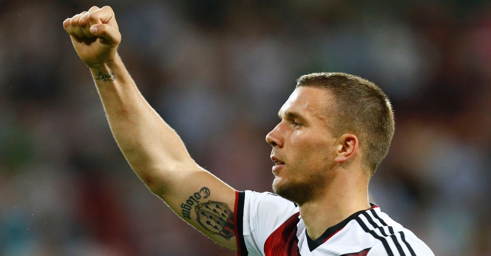 Podolski comemora segundo gol da Alemanha em amistoso pré-Copa contra a Armênia