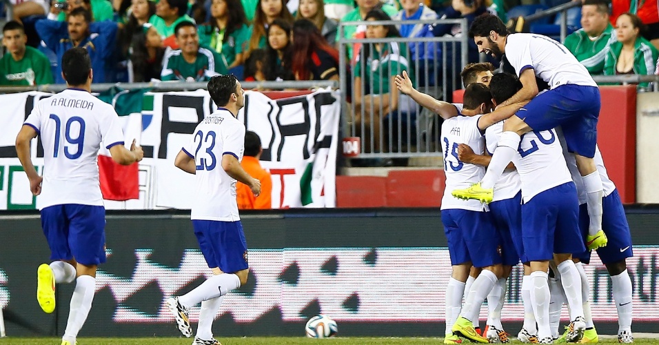 Portugueses comemoram gol do zagueiro Bruno Alves no final do amistoso contra o México, nos Estados Unidos