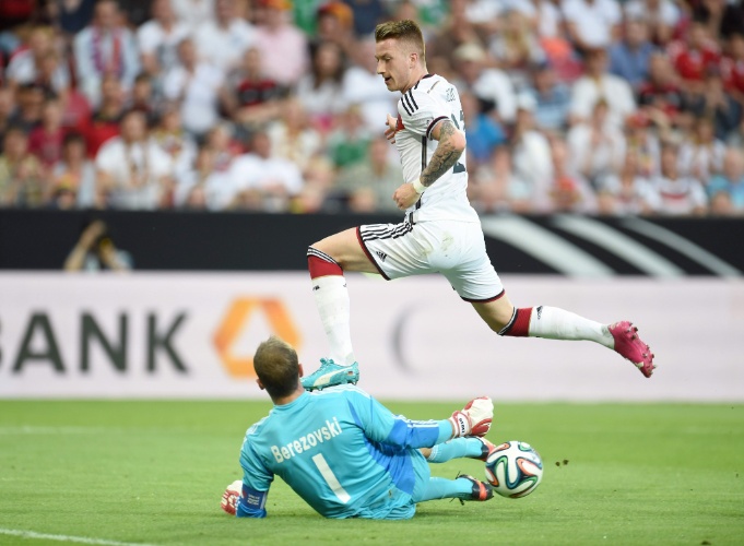 Reus tenta passar pelo goleiro armênio em amistoso da seleção alemã antes da Copa do Mundo