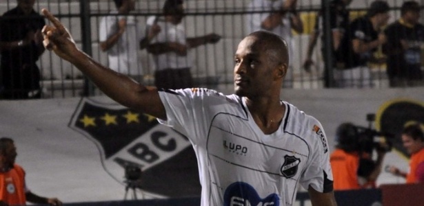 Rodrigo Silva, o Rodrigol, marcou 30 gols pelo ABC na temporada 2013 - Divulgação/ABC