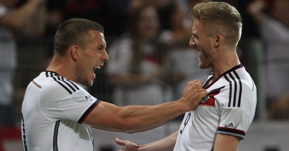 Schürrle (dir.) vibra com Podolski (esq.) após abrir o placar em amistoso entre Alemanha e Armênia