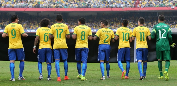 Seleção brasileira entra no gramado do estádio do Morumbi para amistoso contra Sérvia